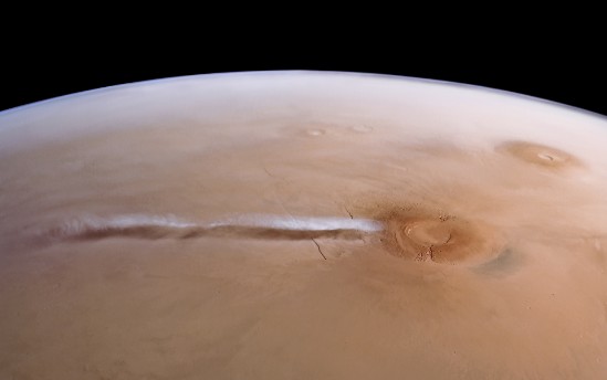 Nuages au dessus de volcan martien Arsia Mons